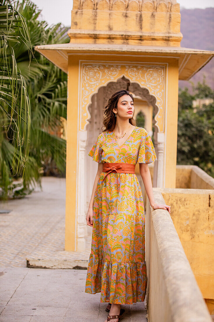 Frau am Aussichtspunkt, Jaipur, Rajasthan, Indien, Asien