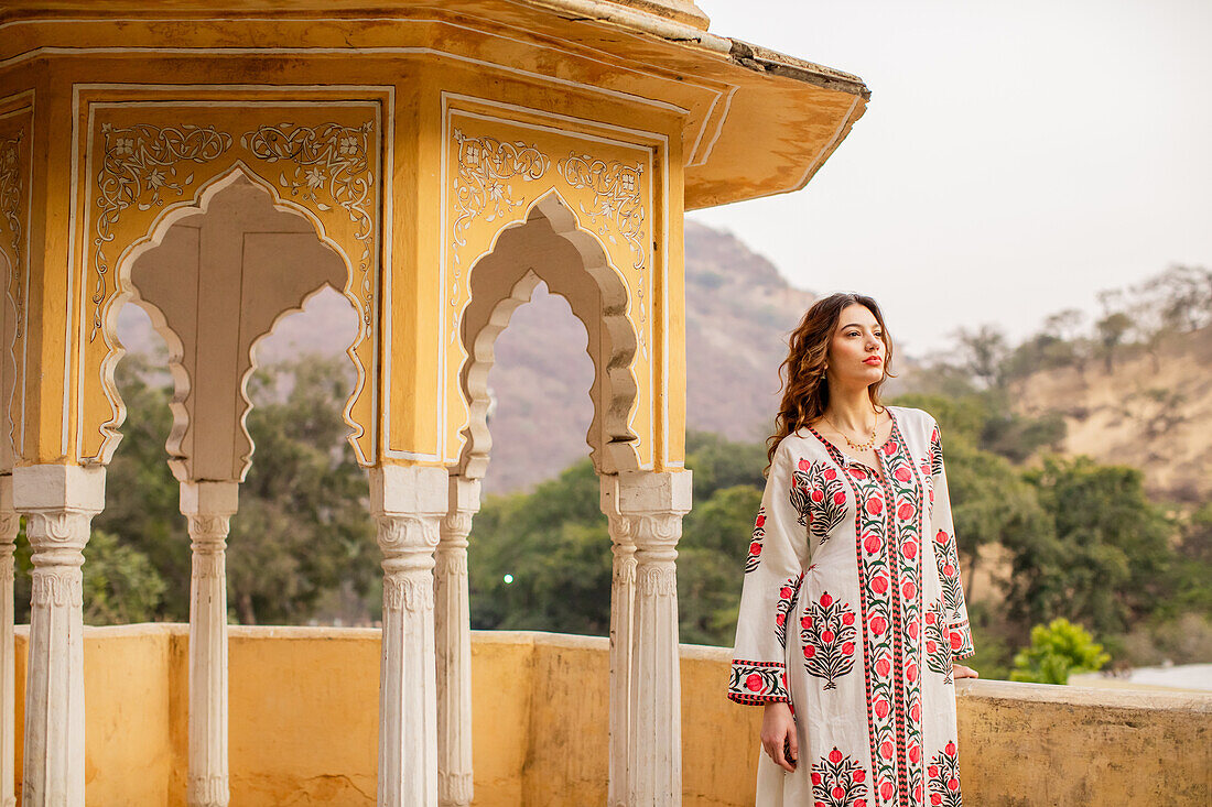 Frau am Aussichtspunkt, Jaipur, Rajasthan, Indien, Asien