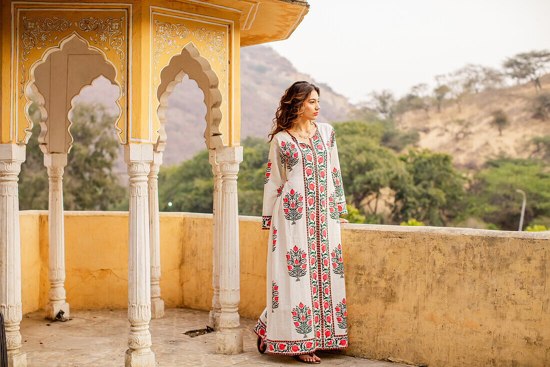 Frau am Aussichtspunkt, Jaipur, Rajasthan, Indien, Asien