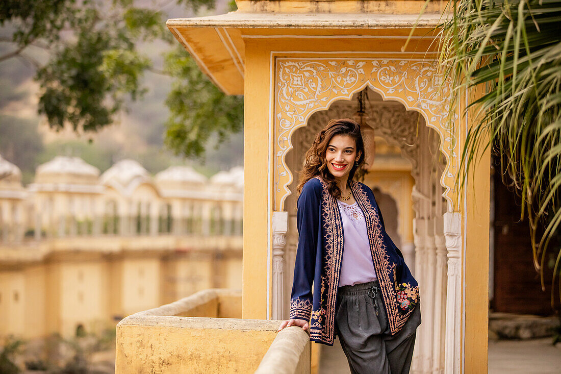 Frau am Aussichtspunkt, Jaipur, Rajasthan, Indien, Asien