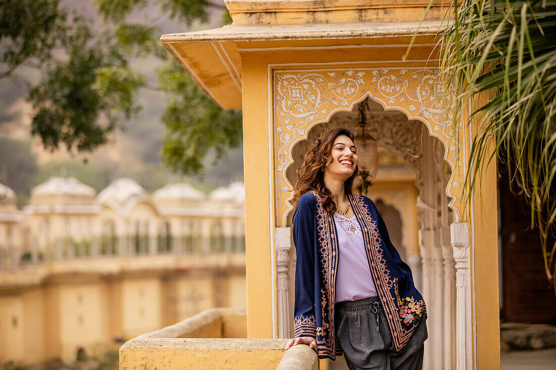 Frau am Aussichtspunkt, Jaipur, Rajasthan, Indien, Asien