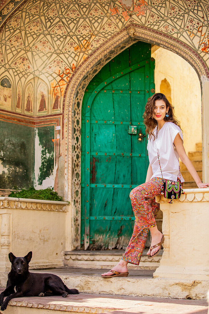 Frau mit Hund in Jaipur, Rajasthan, Indien, Asien