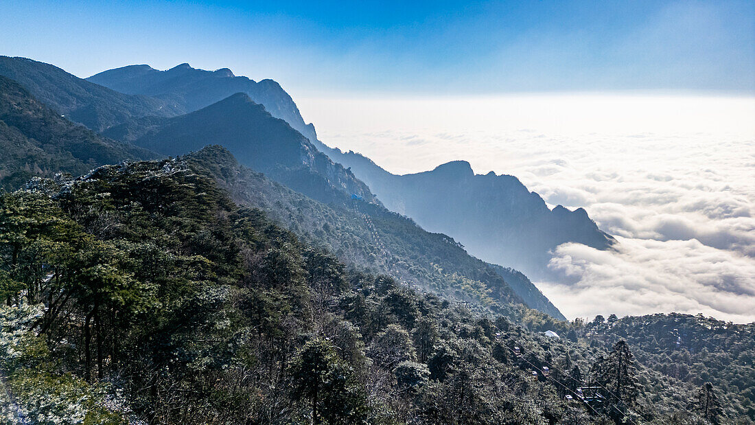 Luftaufnahme des Hanpo-Passes, Berg Lu (Lushan), UNESCO-Weltkulturerbe, Jiujiang, Jiangxi, China, Asien