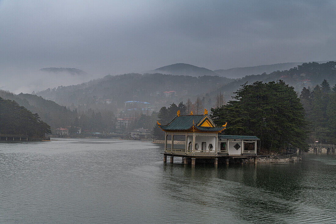 Nebel, Berg Lu (Lushan), UNESCO-Welterbestätte, Jiujiang, Jiangxi, China, Asien