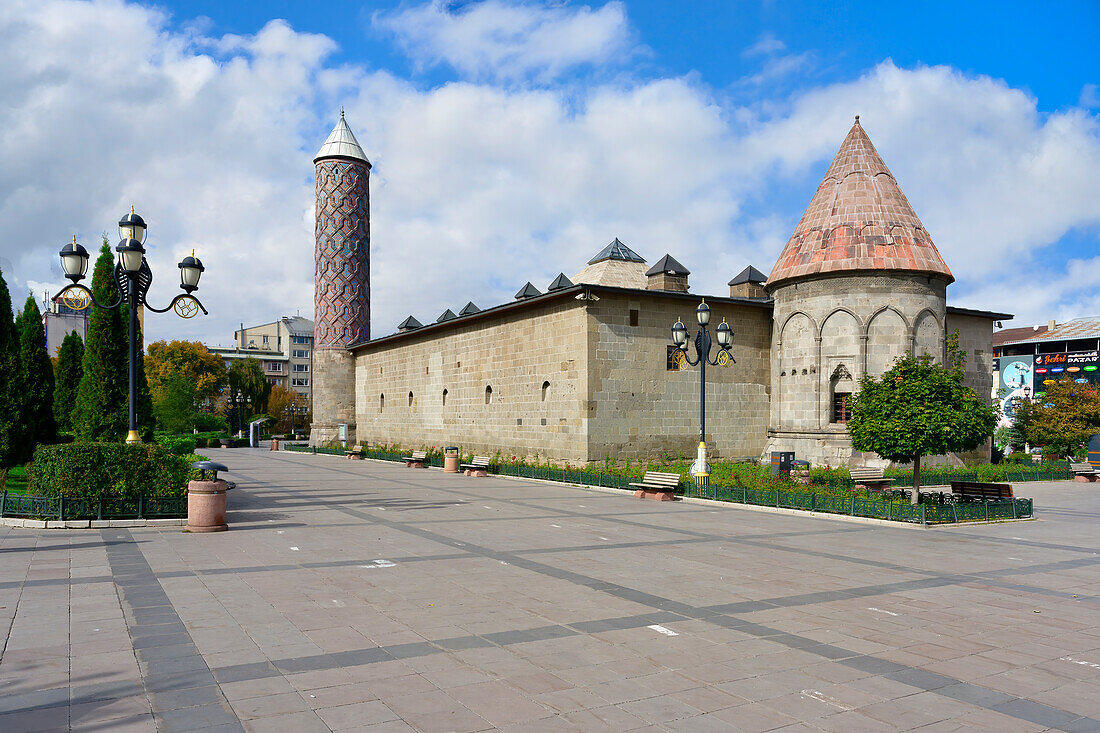 Die zu einem Museum umgebaute Yakutiye Madrasa aus dem 14. Jahrhundert, Erzurum, Türkei, Kleinasien, Asien