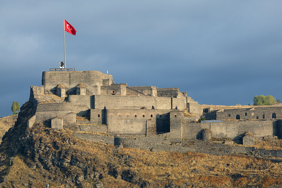 Blick auf die Burg mit der türkischen Flagge, Kars, Türkei, Kleinasien, Asien