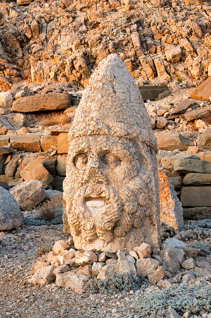 Herakles-Statue in der Nähe des Grabes des Kommunenkönigs Antiochus I. auf dem Gipfel des Berges Nemrut, UNESCO-Welterbestätte, Provinz Adiyaman, Türkei, Kleinasien, Asien