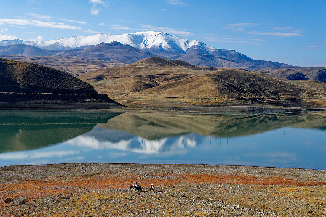 Berge, die sich im Van-See spiegeln, Van, Anatolien, Türkei, Kleinasien, Asien