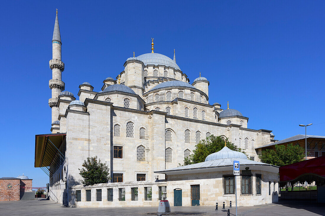 Yeni Cami (the New Mosque), Istanbul, Turkey, Europe