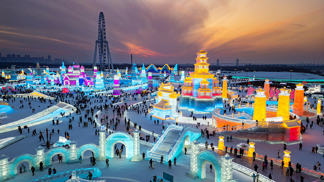 Luftaufnahme der beleuchteten Gebäude aus Eis, Ice International Ice and Snow Sculpture Festival, Harbin, Heilongjiang, China, Asien