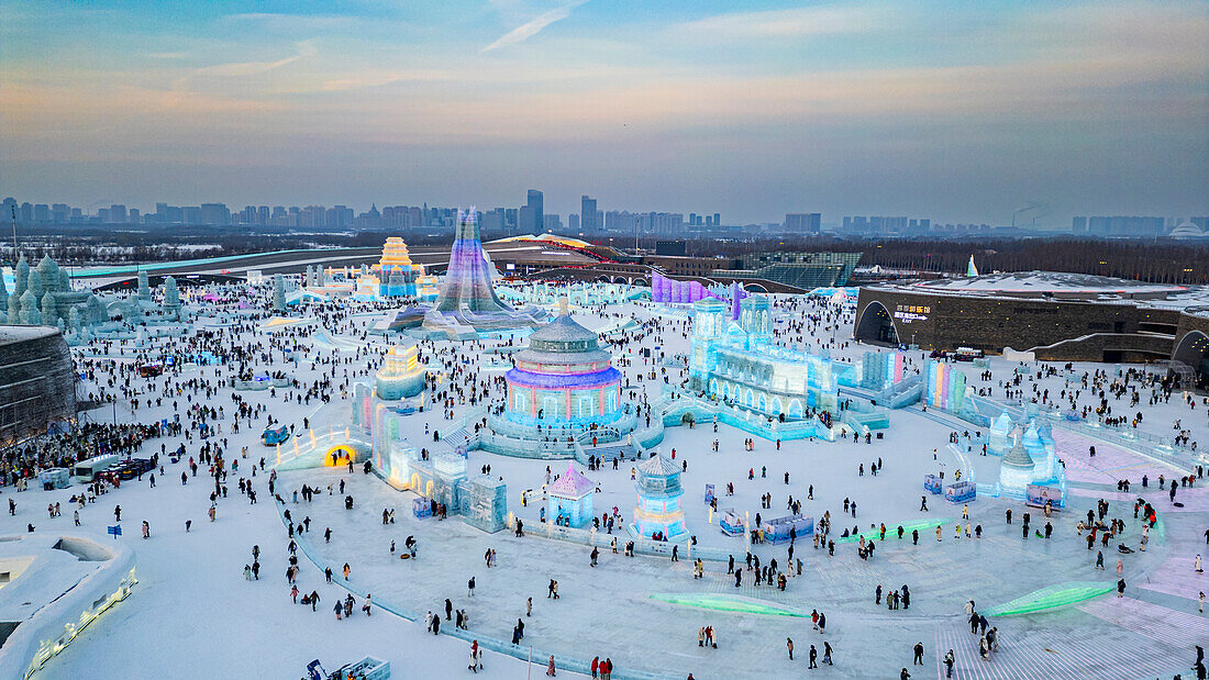 Luftaufnahme der beleuchteten Gebäude aus Eis, Ice International Ice and Snow Sculpture Festival, Harbin, Heilongjiang, China, Asien