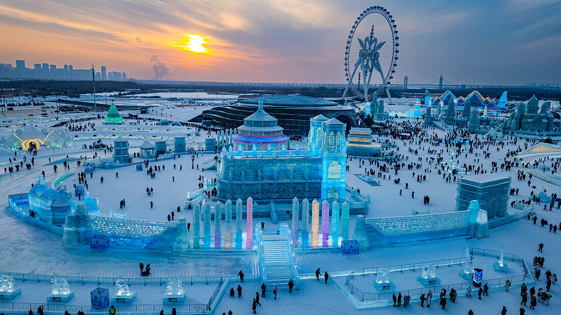 Luftaufnahme der beleuchteten Gebäude aus Eis, Ice International Ice and Snow Sculpture Festival, Harbin, Heilongjiang, China, Asien