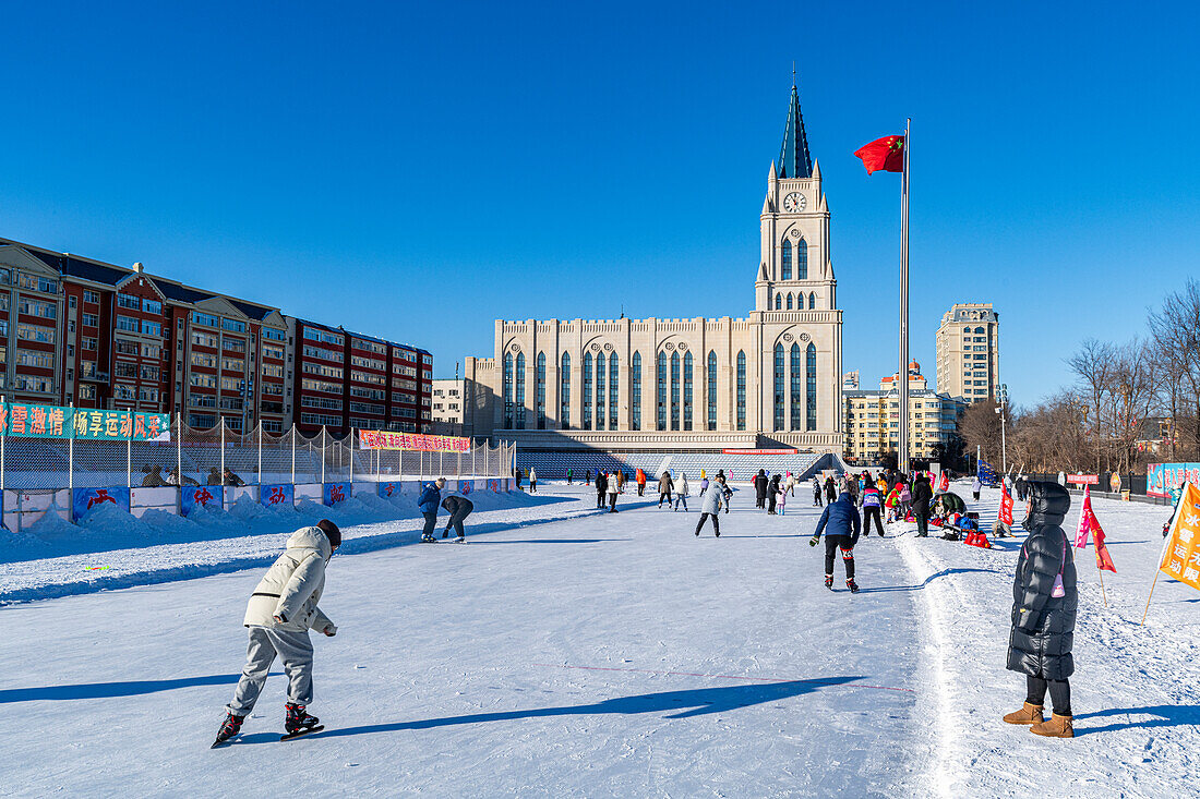 Schlittschuhbahn vor der alten Kathedrale, Heihe, Heilongjiang, China, Asien