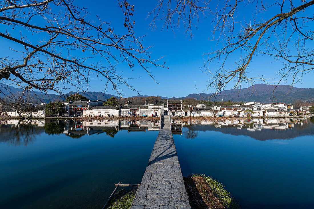 Teich um das historische Dorf Hongcun, UNESCO-Weltkulturerbe, Huangshan, Anhui, China, Asien