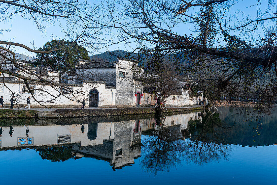 Teich um das historische Dorf Hongcun, UNESCO-Weltkulturerbe, Huangshan, Anhui, China, Asien