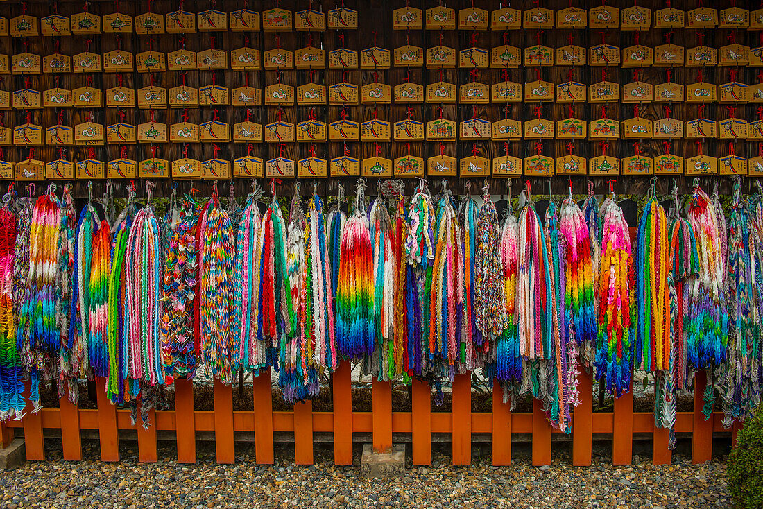 Bunte Gebetsbänder an den Endlosen Roten Toren von Kyotos Fushimi Inari, Kyoto, Honshu, Japan, Asien