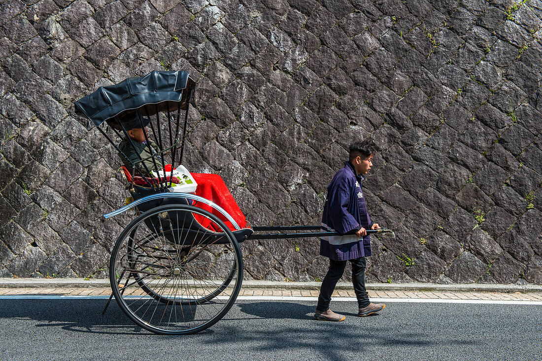 Japanische Rikscha vor dem alten Kurort Dogo Onsen, Matsuyama, Shikoku, Japan, Asien