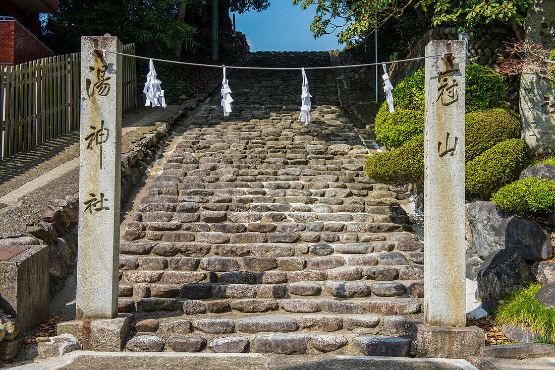 Steile Stufen führen zum Ishiteji-Tempel in Matsuyama, Shikoku, Japan, Asien