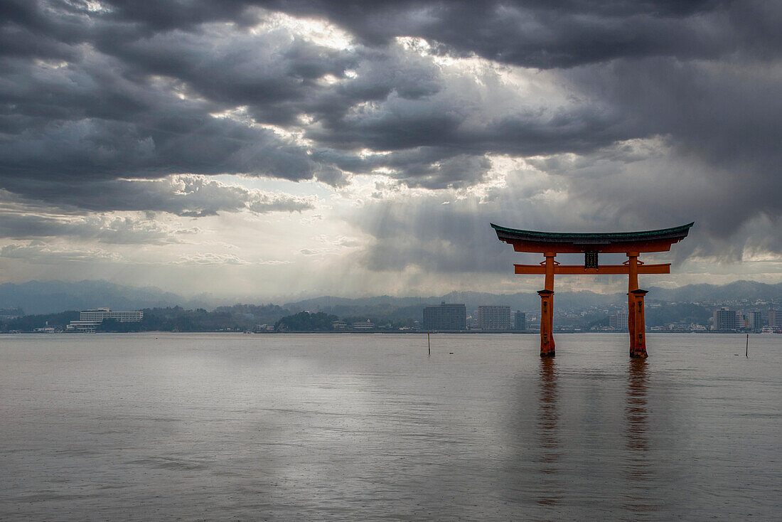 Berühmtes Torii-Tor, das im Wasser schwimmt, UNESCO-Weltkulturerbe, Miyajima, Japan, Asien