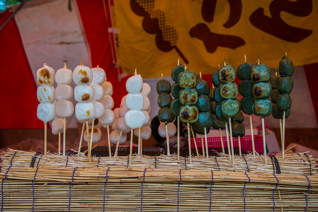 Einheimische Fleischbällchen zum Verkauf, Miyajima, Japan, Asien