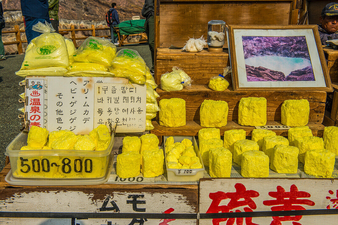 Schwefel zum Verkauf am Kraterrand des Mount Naka, eines aktiven Vulkans, Mount Aso, Kyushu, Japan, Asien