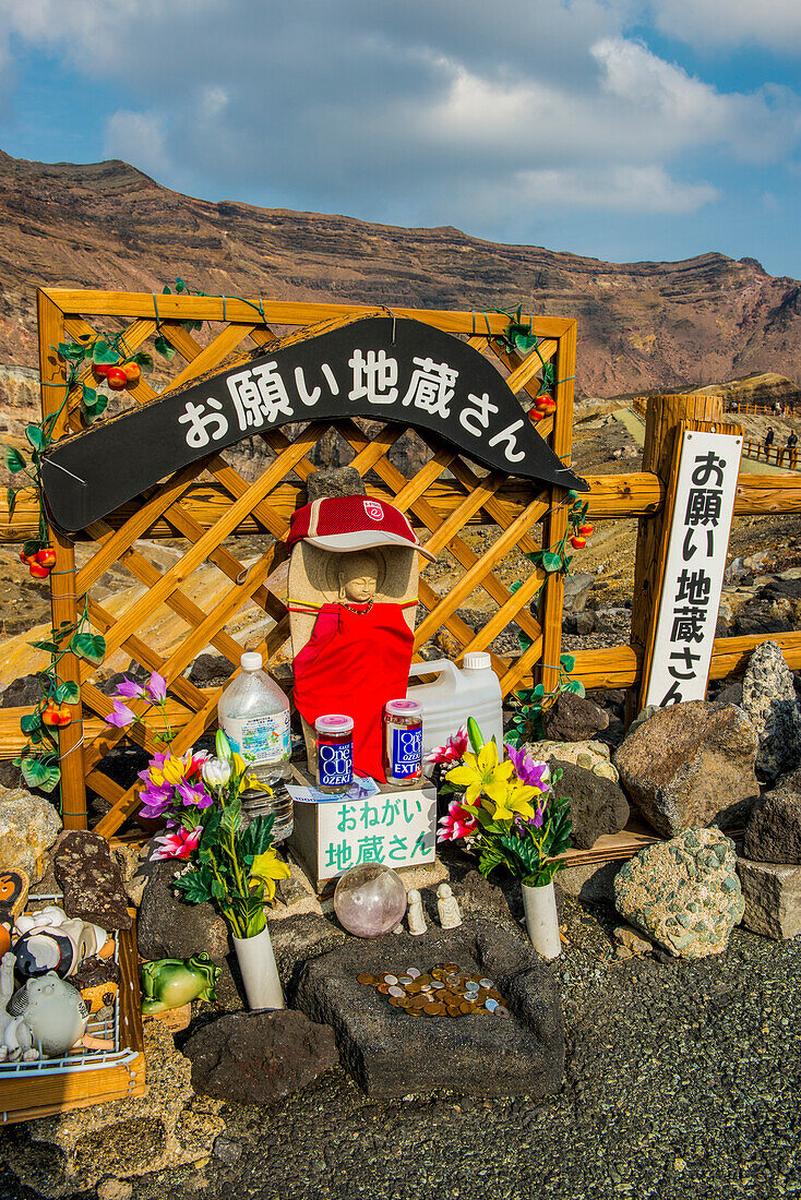 Japanisches Warnschild am Kraterrand des Mount Naka, eines aktiven Vulkans, Mount Aso, Kyushu, Japan, Asien