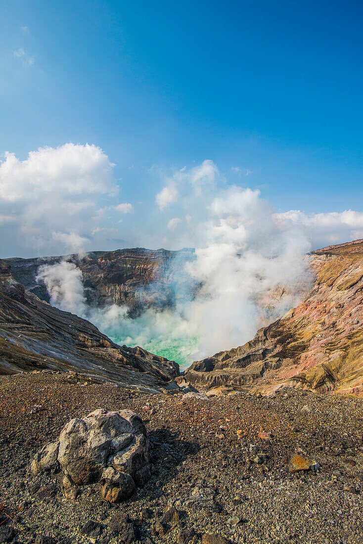 Aktiver Kratersee am Berg Naka, Berg Aso, Kyushu, Japan, Asien