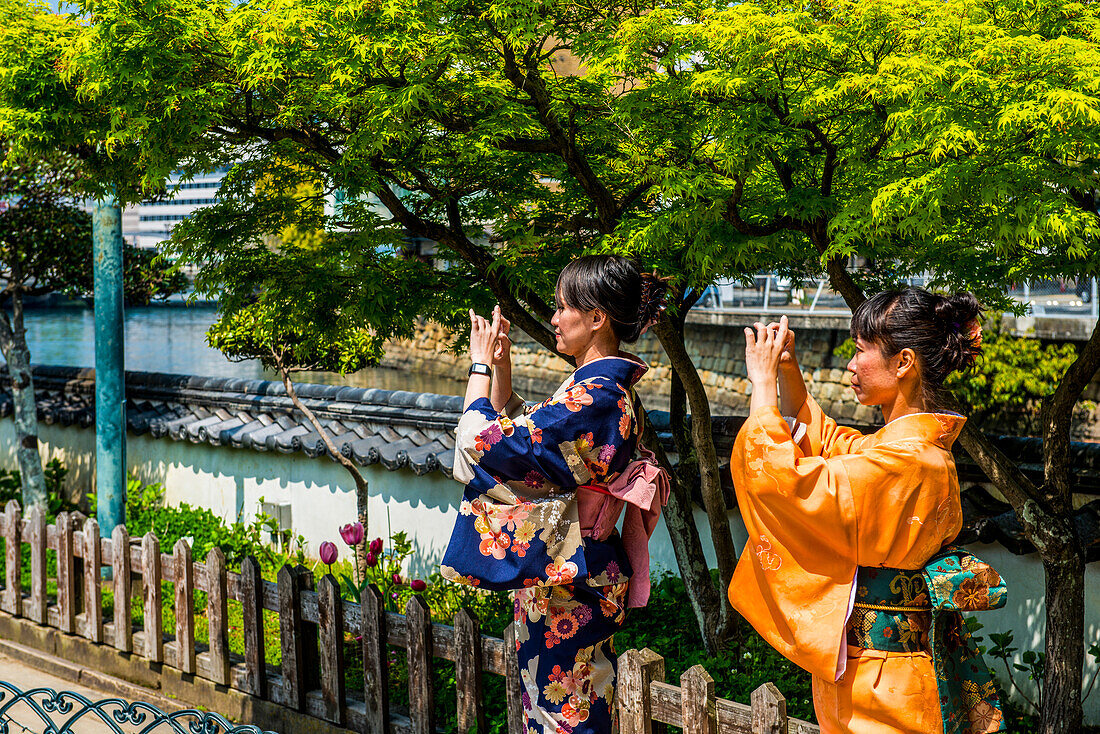 Traditionell gekleidete Frauen in Dejima, einer künstlichen Insel im Hafen von Nagasaki, Kyushu, Japan, Asien