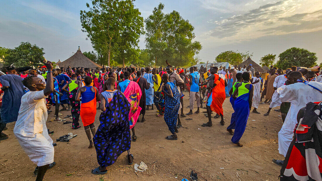 Einheimische tanzen auf einer traditionellen Dinka-Hochzeit, Bor, Zentralregion, Südsudan, Afrika