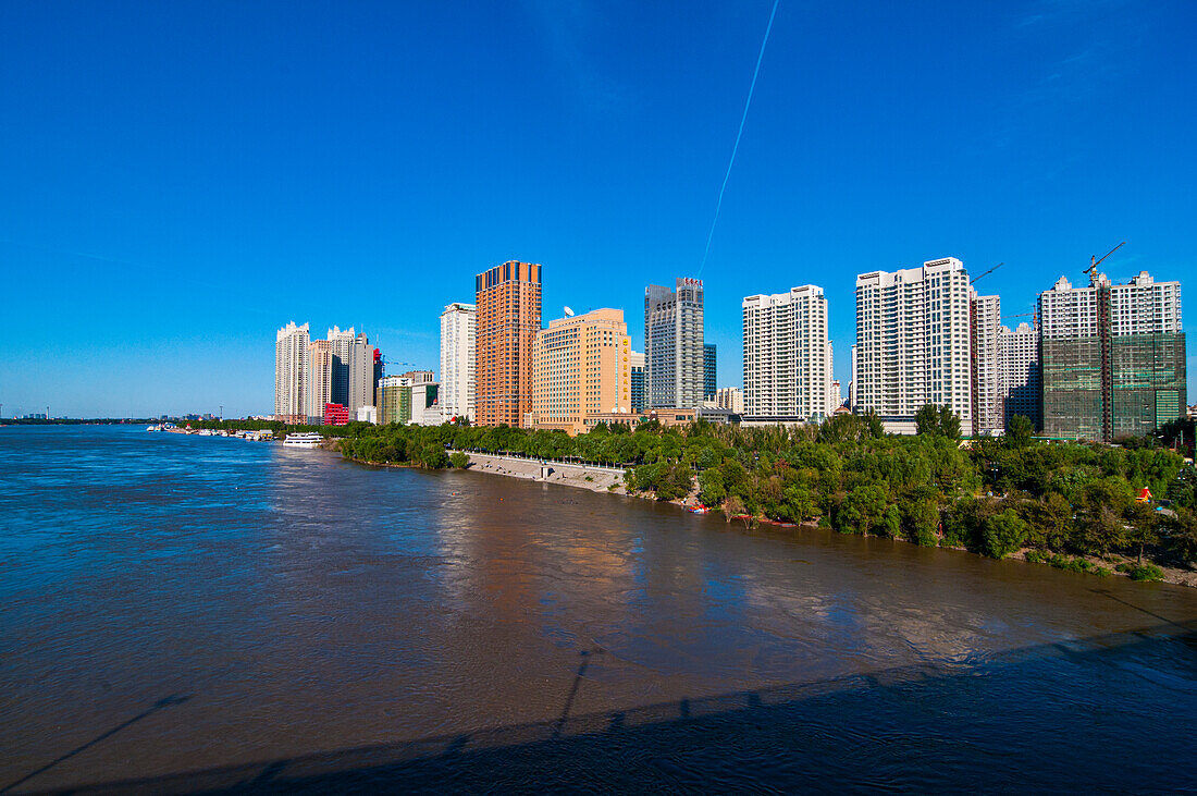 Die Silhouette von Harbin mit dem Songhua-Fluss, Harbin, Heilongjiang, China, Asien