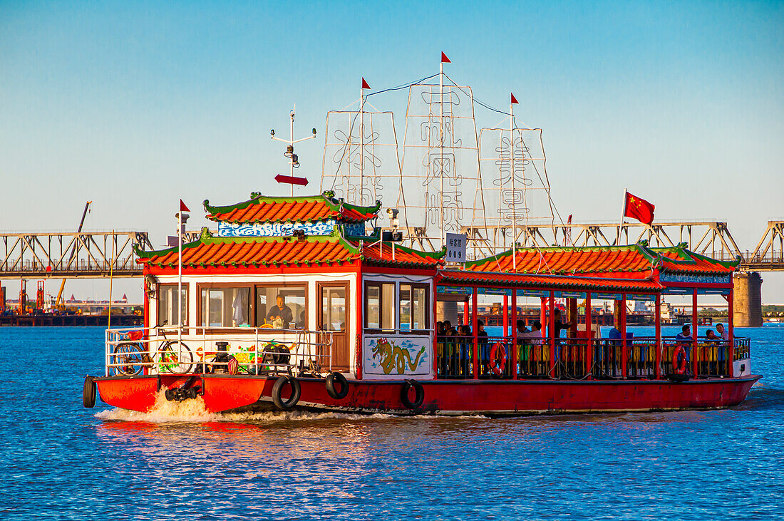 Drachenboot auf dem Songhua-Fluss, Harbin, Heilongjiang, China, Asien