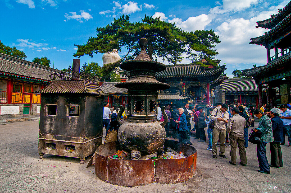 Pilger und Besucher im Klosterkomplex des Wudai Shan (Berg Wutai), Shanxi, China, Asien