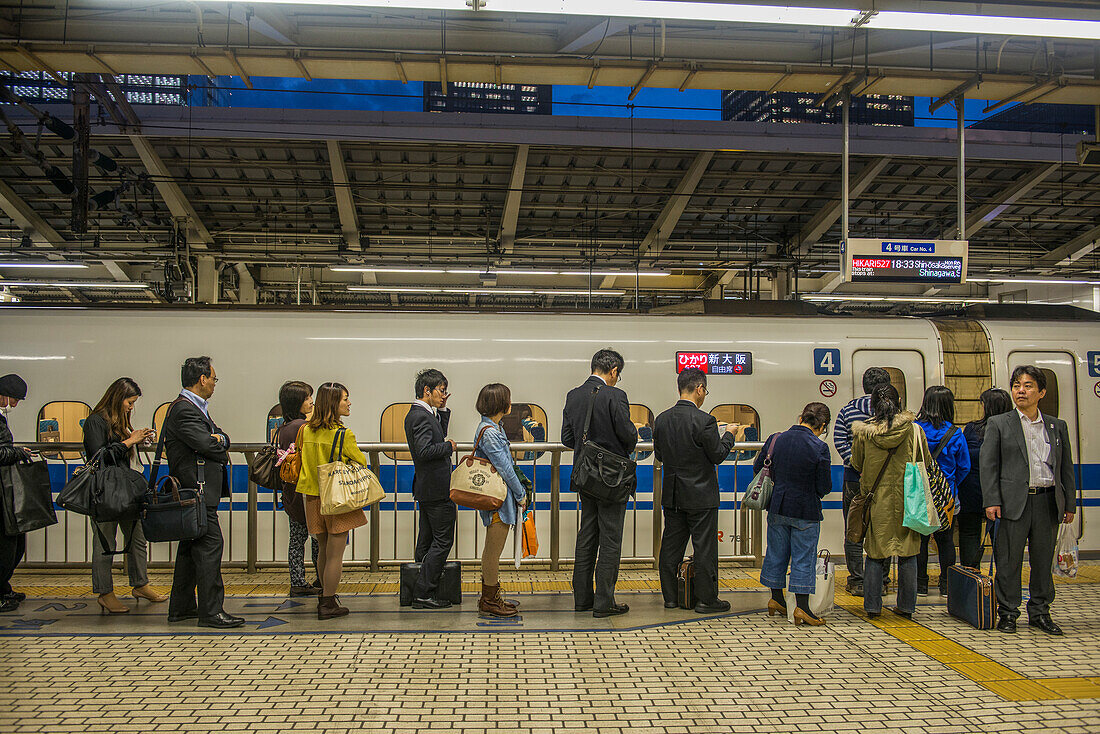 Passengers waiting in line in the Shinkanzen train station, Tokyo, Honshu, Japan, Asia