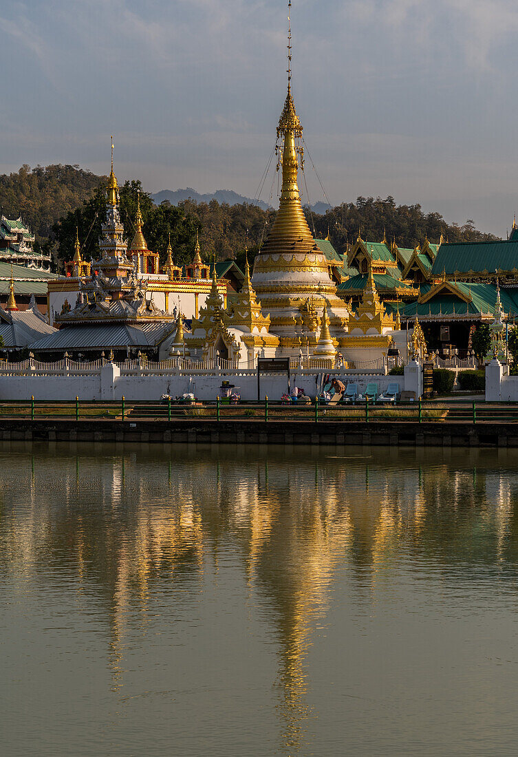 Aspekte von buddhistischen und chinesischen Tempeln in Mae Hong Son, Thailand, Südostasien, Asien