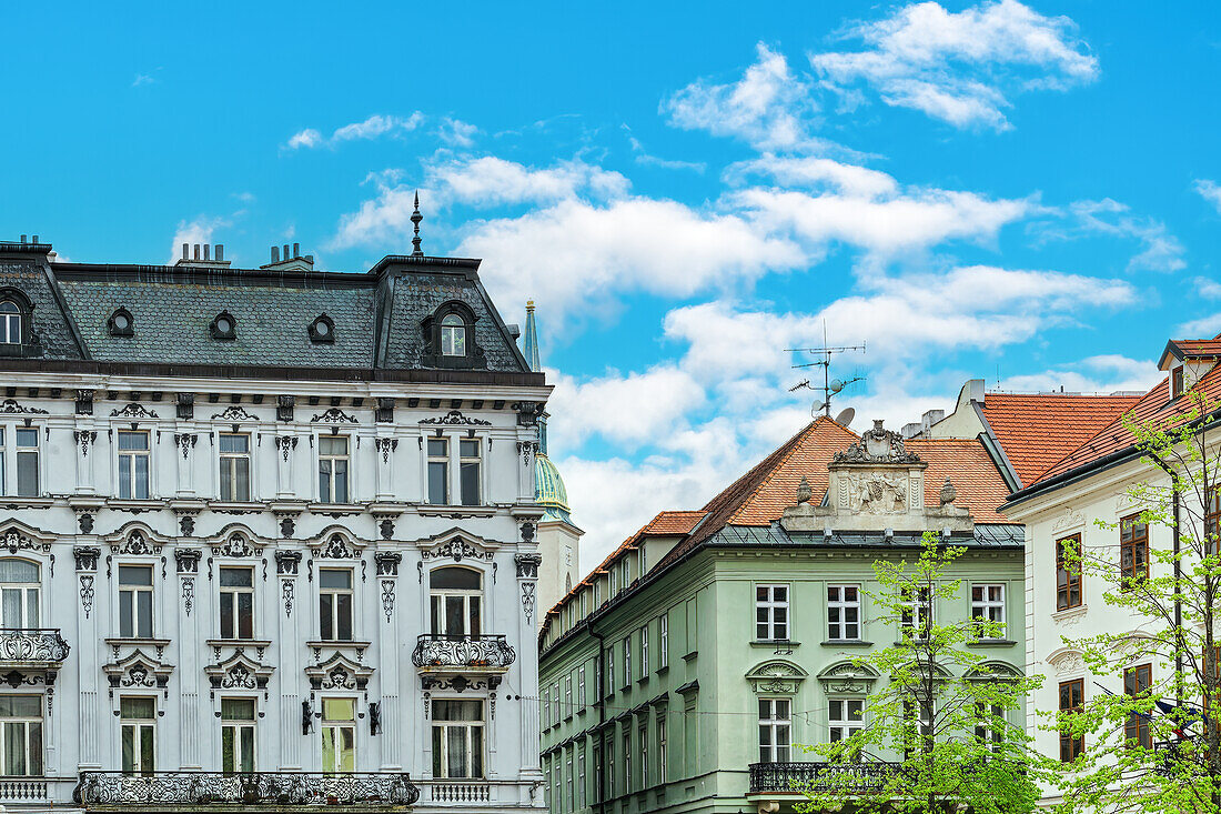 Historische Flachbauten mit traditioneller Architektur rund um den Hauptplatz in der Altstadt von Bratislava, Slowakei, Europa