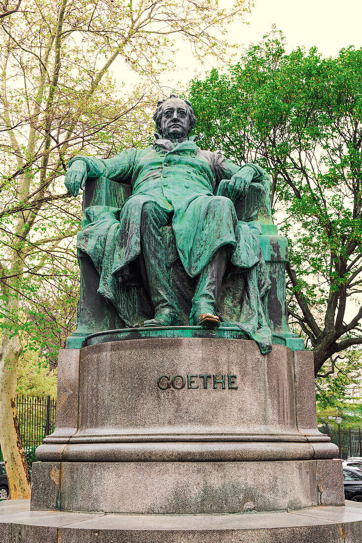 Bronzestatue des Goethe-Denkmals von Edmund Helmer in der Goethegasse in Wien, Österreich, Europa