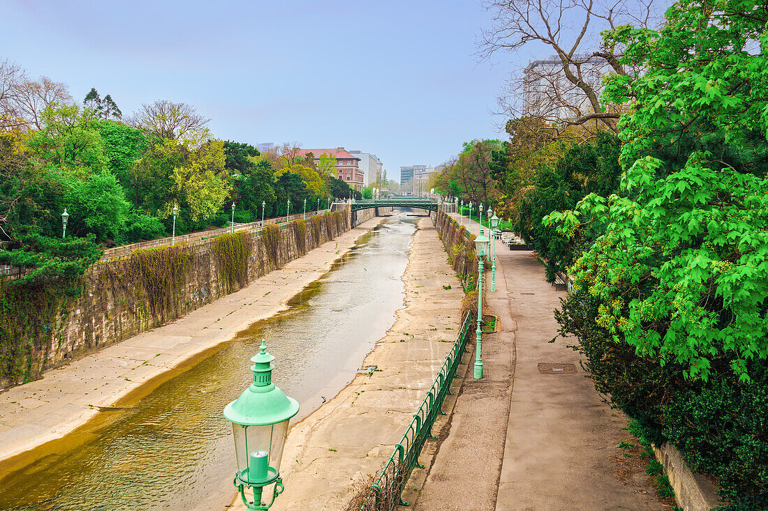 Wiental Kanal, ein Wasserkanal mit einer Fußgängerzone, die entlang des Stadparks verläuft, einem großen öffentlichen Platz aus dem 19. Jahrhundert in Wien, Österreich, Europa