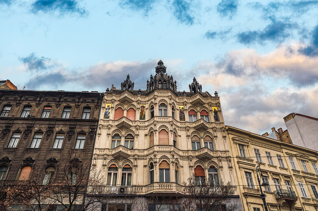 Fassade des historischen Severa-Hauses, entworfen von Erno Schannen um 1900 am Karoly-Boulevard, Budapest, Ungarn, Europa