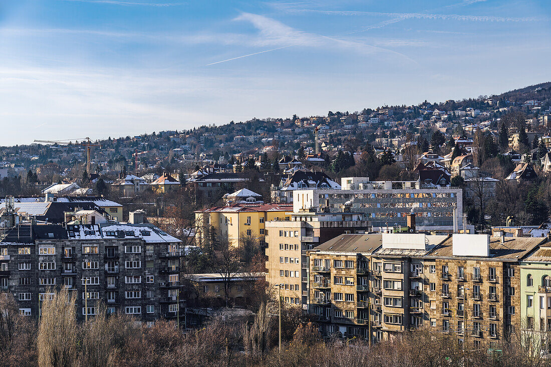 Panoramalandschaft mit Hügelhäusern im Winter mit schmelzendem Schnee auf den Dächern, Budapest, Ungarn, Europa