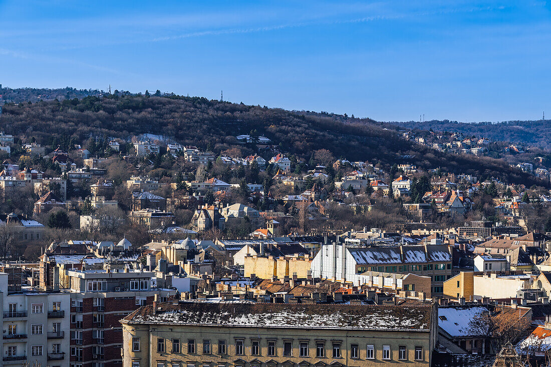 Panoramalandschaft mit Hügelhäusern im Winter mit schmelzendem Schnee auf den Dächern, Budapest, Ungarn, Europa