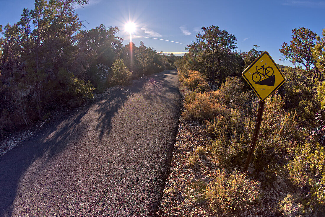 Der asphaltierte Greenway-Pfad westlich des Monument Creek Vista mit einem Schild, das Radfahrer vor einer steilen Steigung warnt, Grand Canyon, Arizona, Vereinigte Staaten von Amerika, Nordamerika