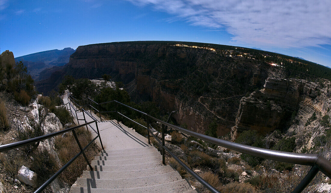 Stufen, die zum Trailview Overlook hinunterführen, im Mondlicht, Grand Canyon, Arizona, Vereinigte Staaten von Amerika, Nordamerika