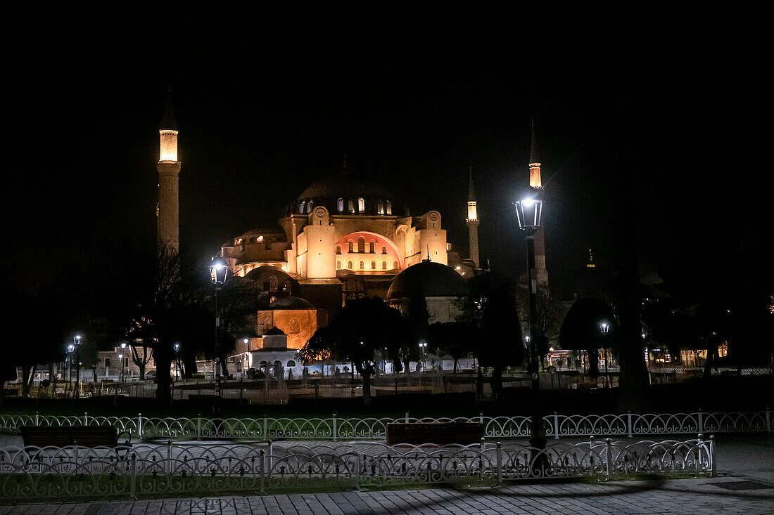 Beleuchtete Hagia Sophia Großmoschee bei Nacht, UNESCO-Weltkulturerbe, Istanbul, Türkei, Europa