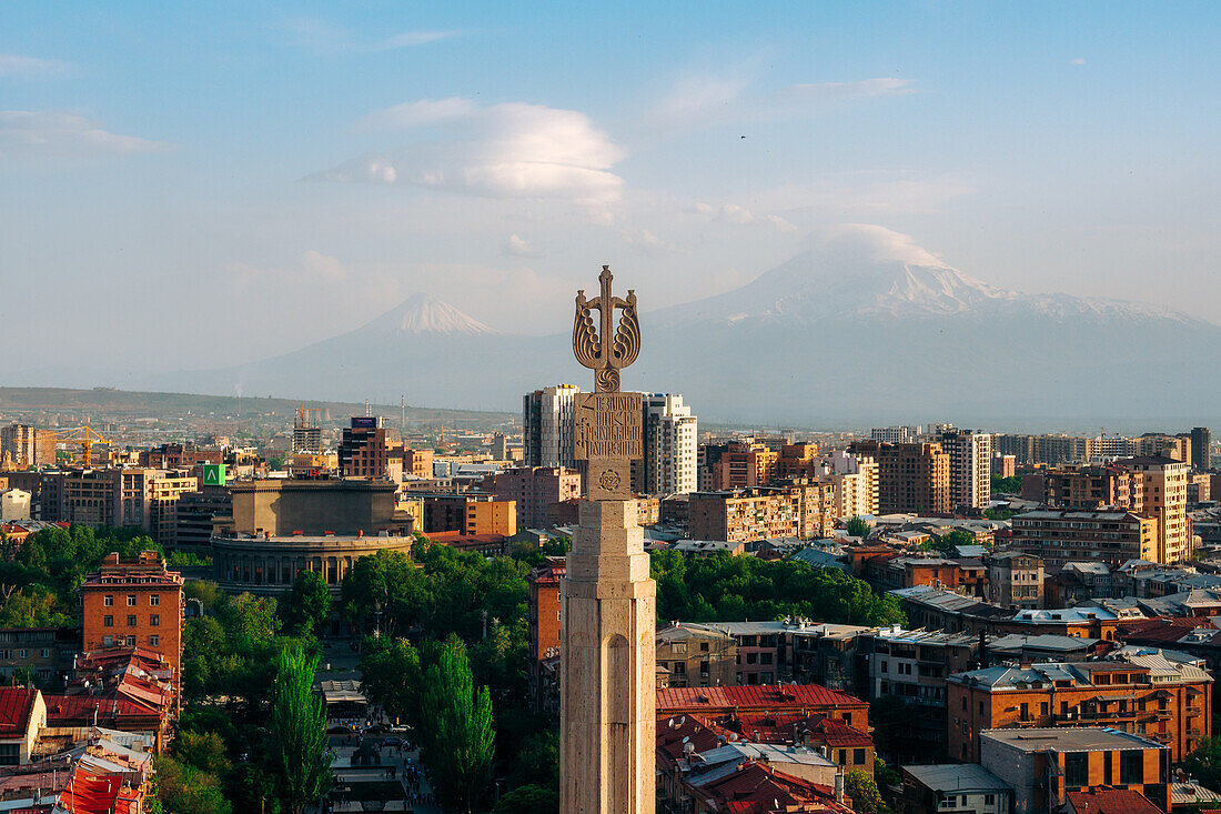 Der Blick vom Kaskadenkomplex des Berges Ararat und Eriwan, Armenien (Hayastan), Kaukasus, Zentralasien, Asien