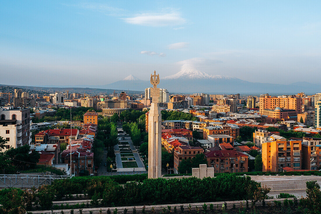 Der Blick auf den Berg Ararat vom Kaskadenkomplex in Eriwan, Armenien (Hayastan), Kaukasus, Zentralasien, Asien