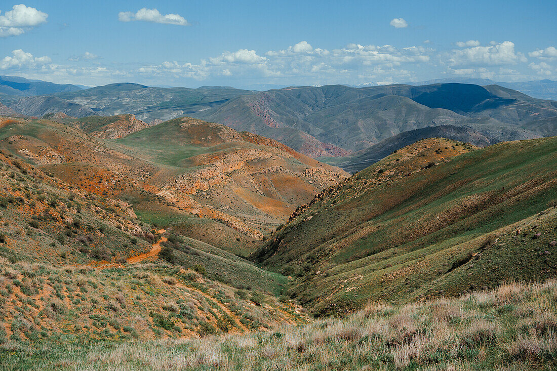 Wanderung in Vayots Dzor, bekannt für seine rot gefärbten Berge, Armenien (Hayastan), Kaukasus, Zentralasien, Asien