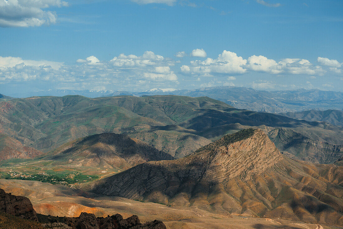 Wanderung in Vayots Dzor, bekannt für seine rot gefärbten Berge, Armenien (Hayastan), Kaukasus, Zentralasien, Asien