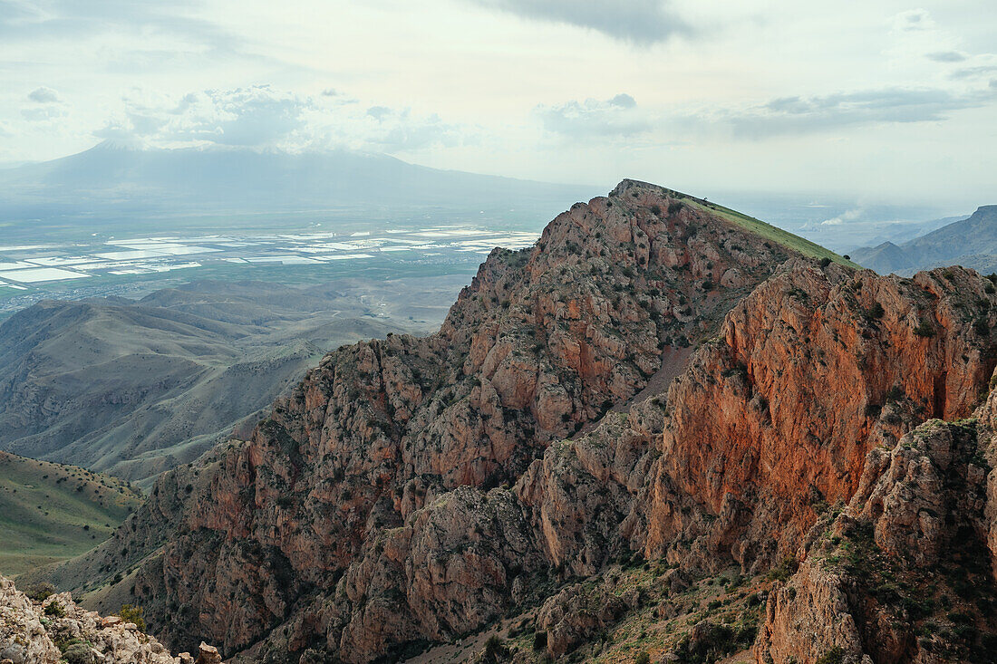 Wanderung in Vayots Dzor, bekannt für seine rot gefärbten Berge, Armenien (Hayastan), Kaukasus, Zentralasien, Asien