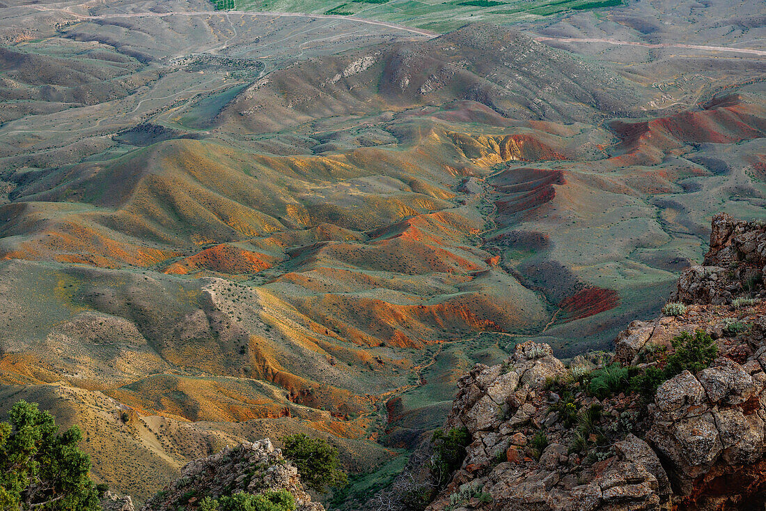 Wanderung in Vayots Dzor, bekannt für seine rot gefärbten Berge, Armenien (Hayastan), Kaukasus, Zentralasien, Asien