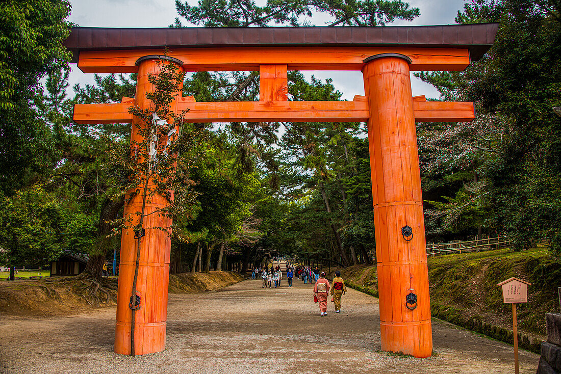 Roter Bogen, UNESCO-Welterbestätte, Nara, Kansai, Honshu, Japan, Asien